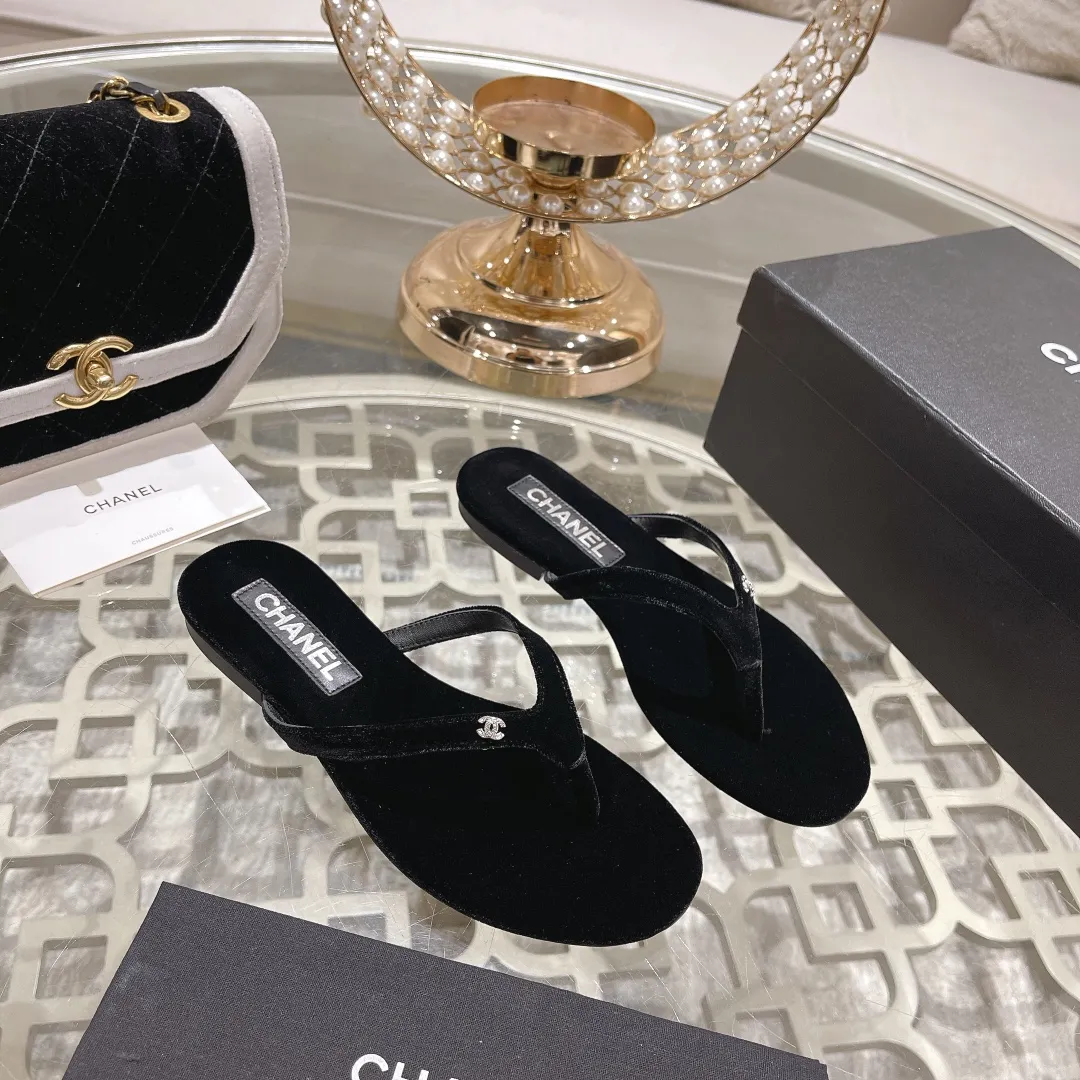 👟👟Ex-factory price 400👟👟 Chanel Xiaoxiang black herringbone flip-flops, simple, high-end and elegant ~ full of fragrance ~ very light on the foot ~ soft and comfortable, not stiff ~ no foot grinding ~ great foot feel ~ daily travel in summer ~ home vacation ~ easy to hod in various occasions ~ of course it must be beautiful in summer... ⇢✈ Upper: original 1:1 exclusive customized space cloth/sheepskin ⇢✈Outsole: original 1:1 exclusive molded genuine leather sole imported from Italy ⇢✈𝐒𝐈𝐙𝐄: 35-41 ⚠️Difference in market currency ~ high-end quality is definitely different‼ ️